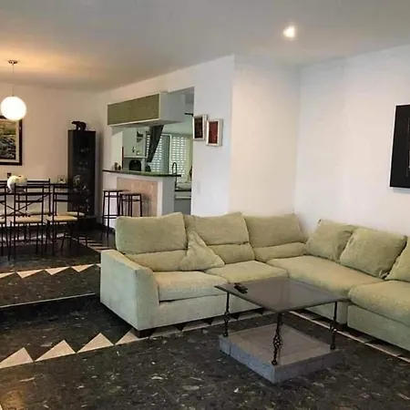 Dolphin House 旅馆 法鲁区