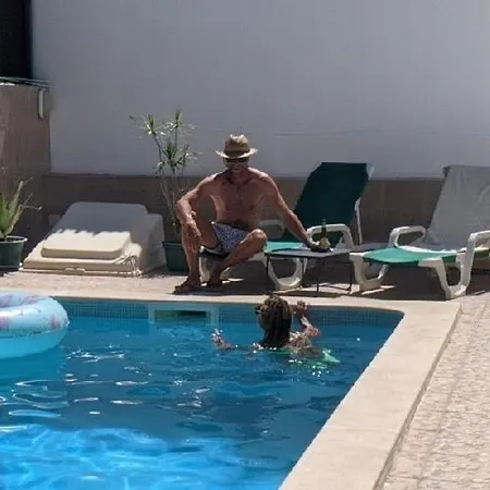 Dolphin House Albergue *