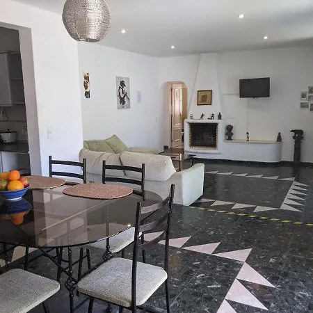 Dolphin House Albergue